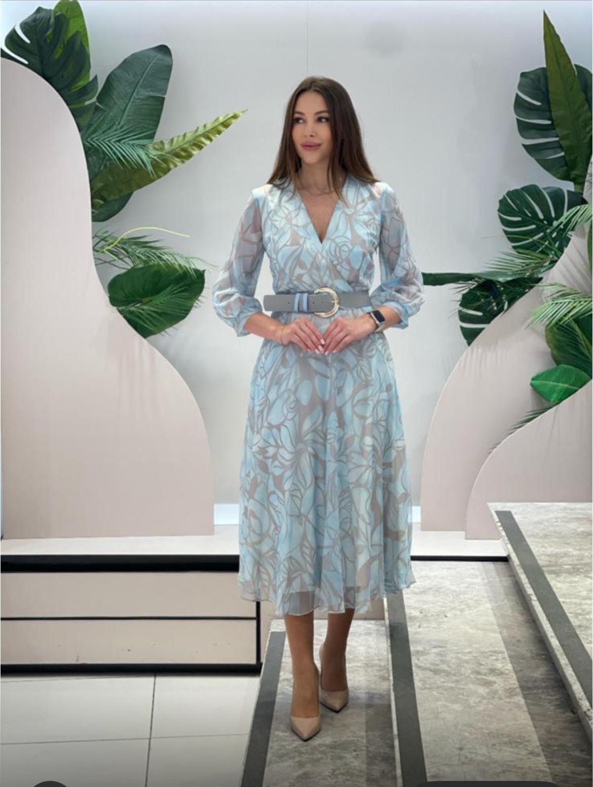 Rochie midi vaporoasă cu imprimeu și cordon în talie - hover